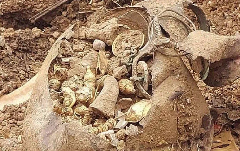 Dọn bãi đất hoang trong khu đền cổ, vô tình đụng trúng “kho báu” khủng - Hình 5 Don bai dat hoang trong khu den co, vo tinh dung trung “kho bau” khung-Hinh-5