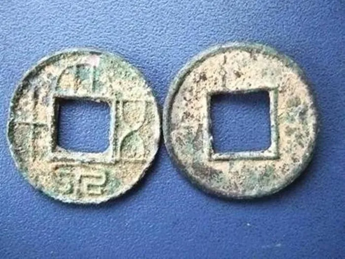 Dao dat trong san, vo tinh dung trung mo co chua “kho bau” khung-Hinh-2