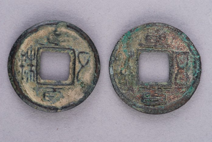 Dao dat trong san, vo tinh dung trung mo co chua “kho bau” khung-Hinh-5