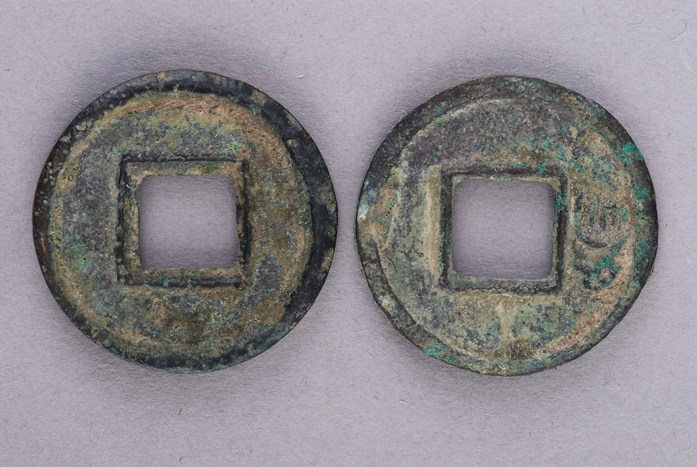 Dao dat trong san, vo tinh dung trung mo co chua “kho bau” khung-Hinh-6