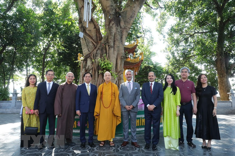 Hinh anh Bo truong Ngoai giao An Do tham chua Tran Quoc o Ha Noi-Hinh-6