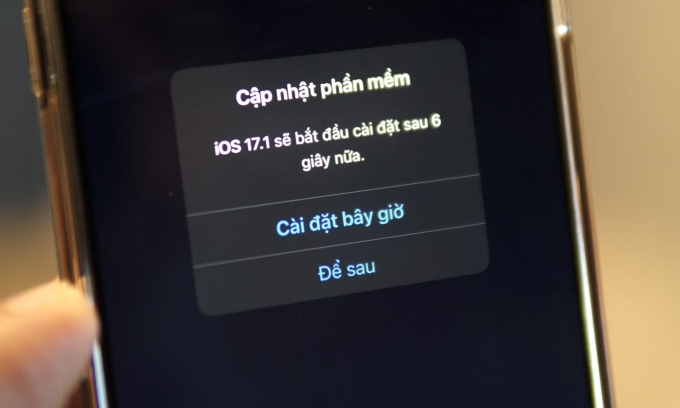 iPhone nong may sut pin sau cap nhat iOS 17.1, chuyen gia “phan” sao?-Hinh-2