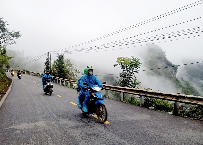 Nhieu du khach thich thu dac san “Cua suong da” vung cao Ha Giang