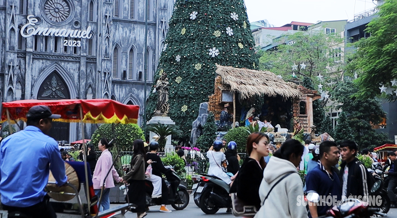 Gioi tre no nuc check-in tai Nha tho Lon truoc them Giang sinh-Hinh-5