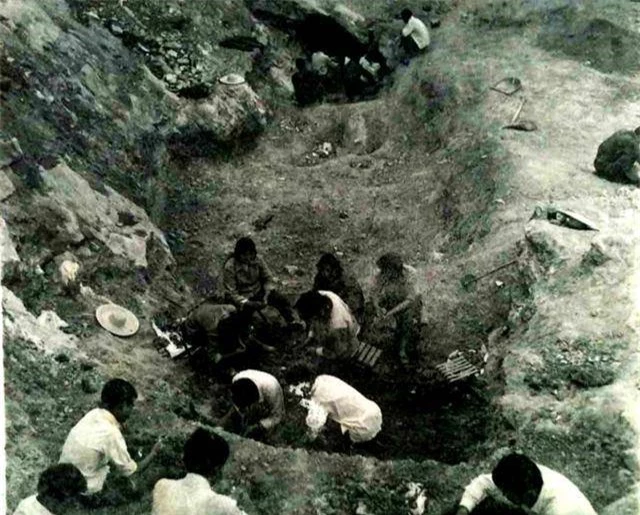 Đào đất tìm được đôi đũa lạ, không ngờ là “bảo vật” hàng tỷ đồng - Hình 2 Dao dat tim duoc doi dua la, khong ngo la “bao vat” hang ty dong-Hinh-2