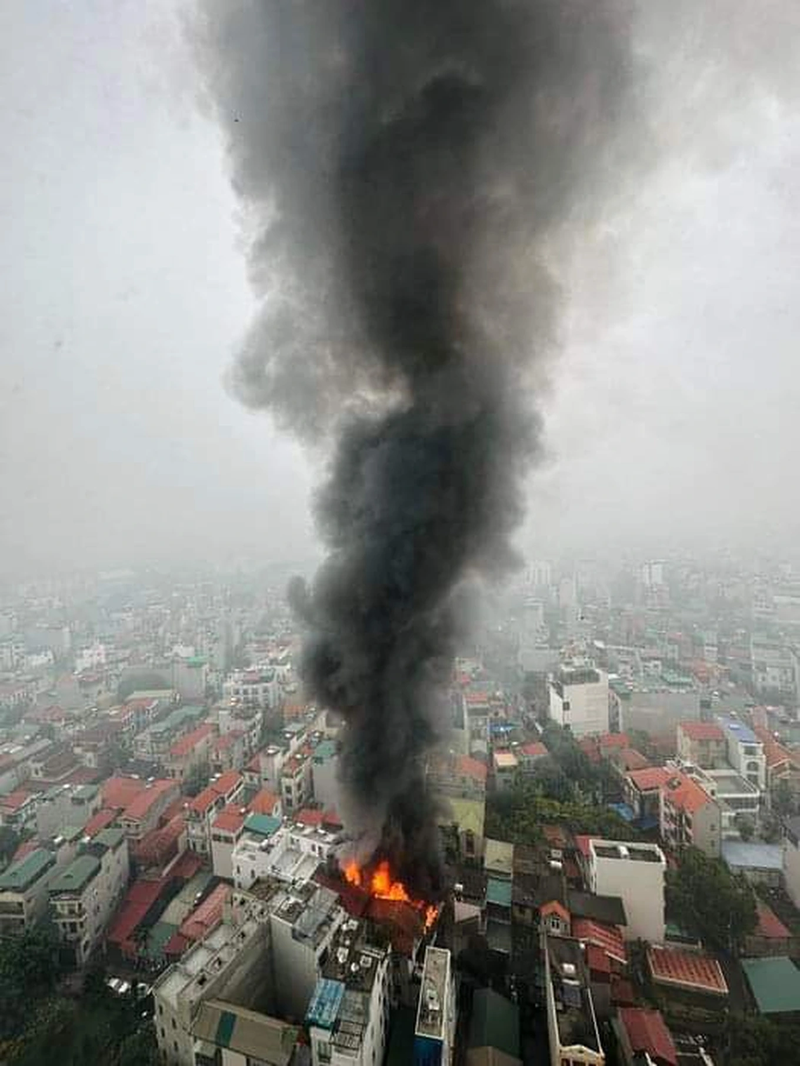 Chay tang tum nha dan o Ha Noi, cot khoi boc cao hang chuc met