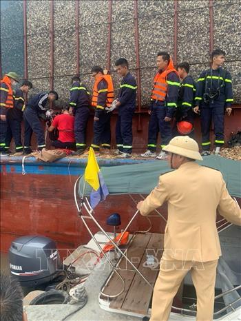 Quang Ninh: Ba nguoi tu vong do bi ngat khi trong khoang may tau cho go dam-Hinh-2