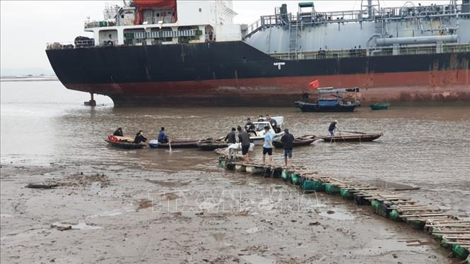 Quang Ninh: Ba nguoi tu vong do bi ngat khi trong khoang may tau cho go dam