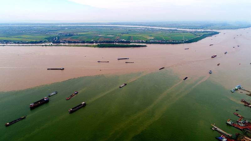 Bi an ho Ba Duong noi tieng Trung Quoc, duoi day co “cong khong gian