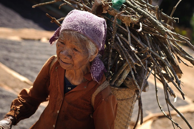 Ba lao nhat duoc khuc go xau xi, khong ngo la bau vat khung