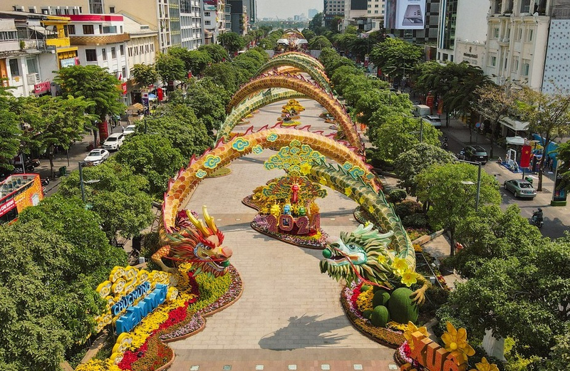 Ngam linh vat rong uon luon tai duong hoa Tet Nguyen Hue