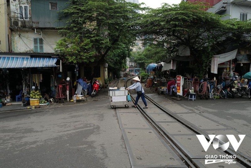 Check-in pho duong tau “khong quan ca phe, khong bong du khach