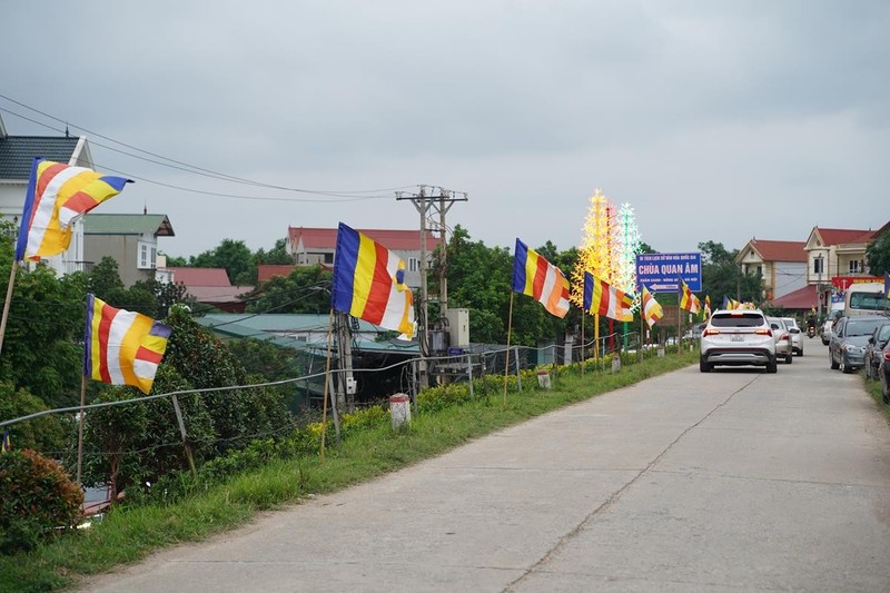 Ha Noi: Hang nghin Phat tu ve chua Quan Am tham du Dai le Phat Dan PL.2568