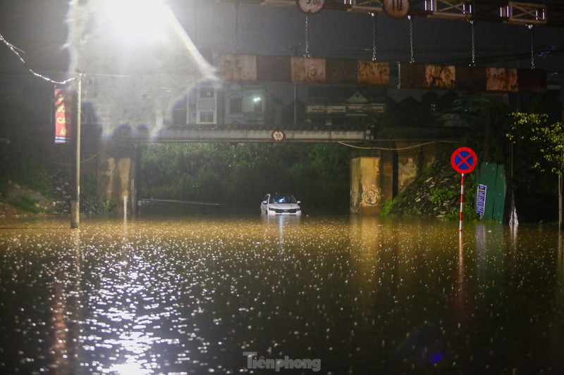 Duong pho Ha Noi ngap sau trong dem do mua lon-Hinh-11