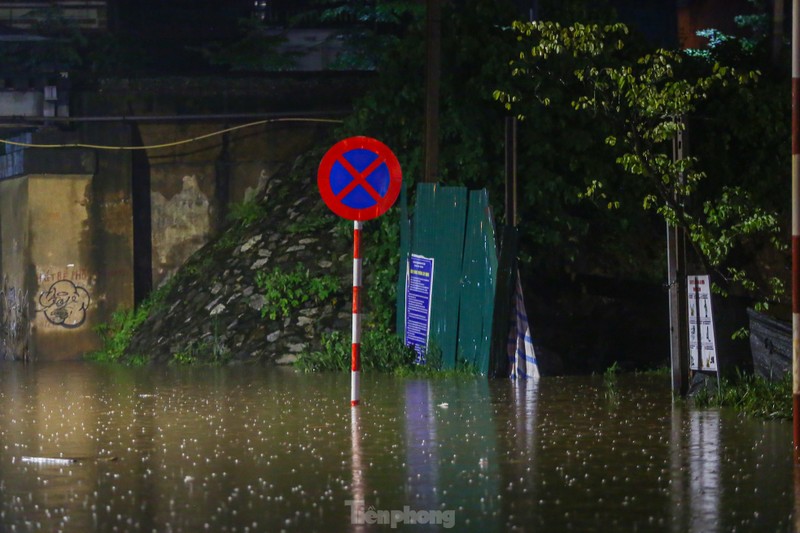 Duong pho Ha Noi ngap sau trong dem do mua lon-Hinh-12