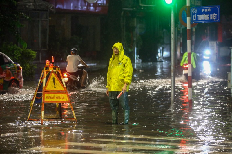 Duong pho Ha Noi ngap sau trong dem do mua lon-Hinh-2