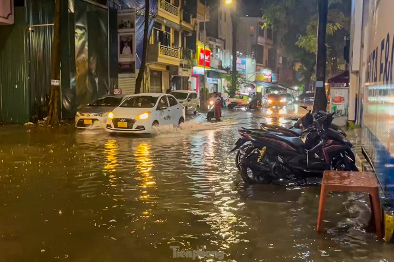 Duong pho Ha Noi ngap sau trong dem do mua lon-Hinh-7