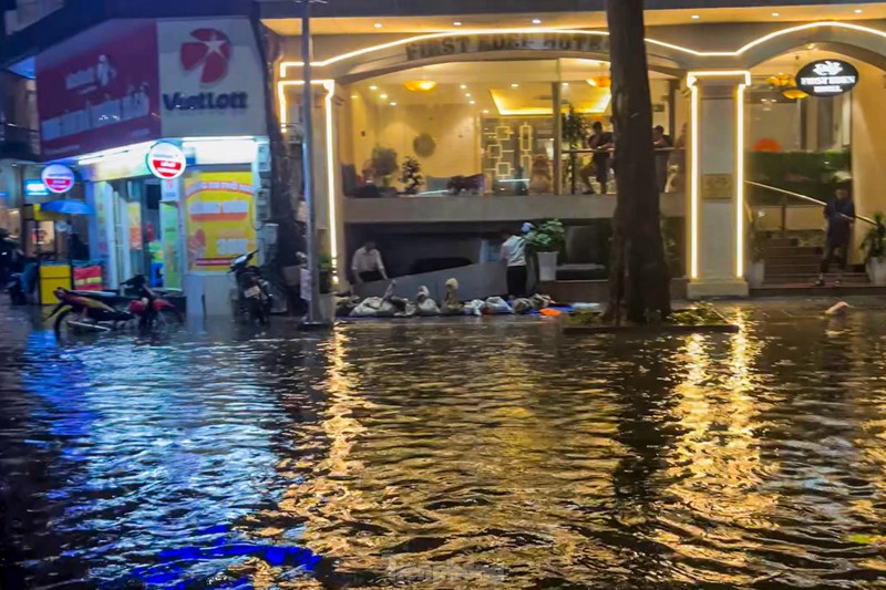 Duong pho Ha Noi ngap sau trong dem do mua lon-Hinh-8