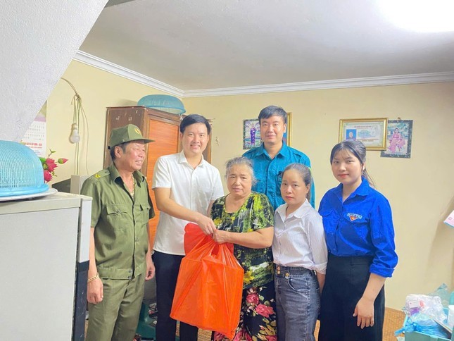 Ha Noi: Thanh nien tinh nguyen khac phuc hau qua bao so 3 Yagi-Hinh-12