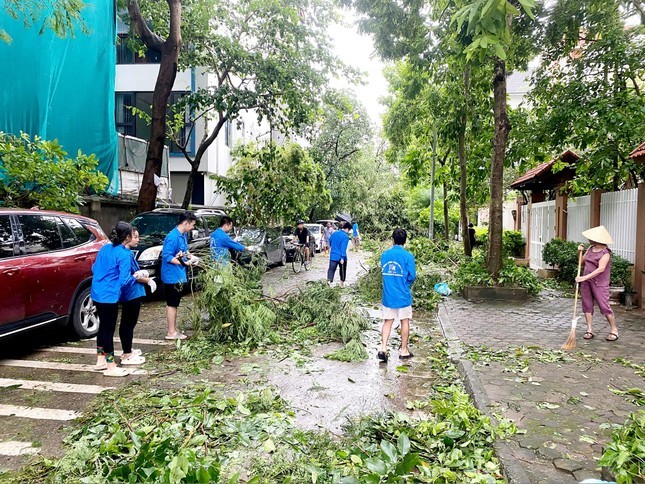 Ha Noi: Thanh nien tinh nguyen khac phuc hau qua bao so 3 Yagi-Hinh-3