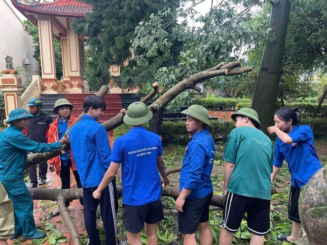 Ha Noi: Thanh nien tinh nguyen khac phuc hau qua bao so 3 Yagi-Hinh-4