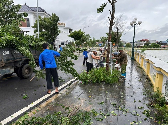 Ha Noi: Thanh nien tinh nguyen khac phuc hau qua bao so 3 Yagi-Hinh-8