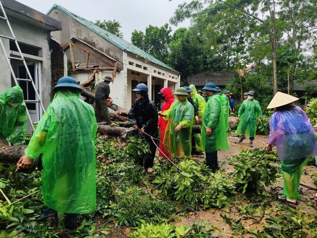 Ha Noi: Thanh nien tinh nguyen khac phuc hau qua bao so 3 Yagi-Hinh-9