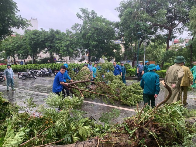 Ha Noi: Thanh nien tinh nguyen khac phuc hau qua bao so 3 Yagi