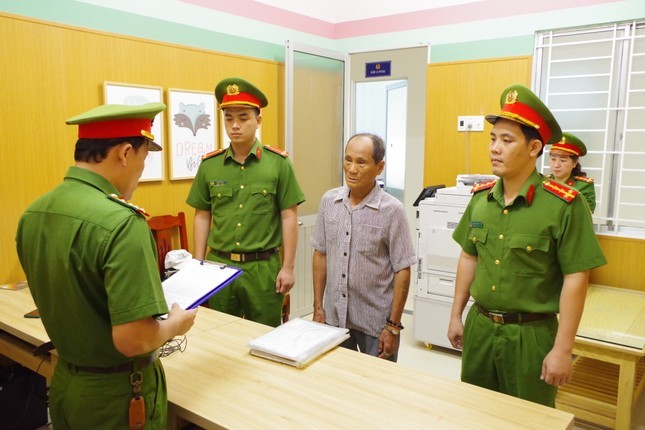 Khoi to cap vo chong vu khong can bo nhan hoi lo