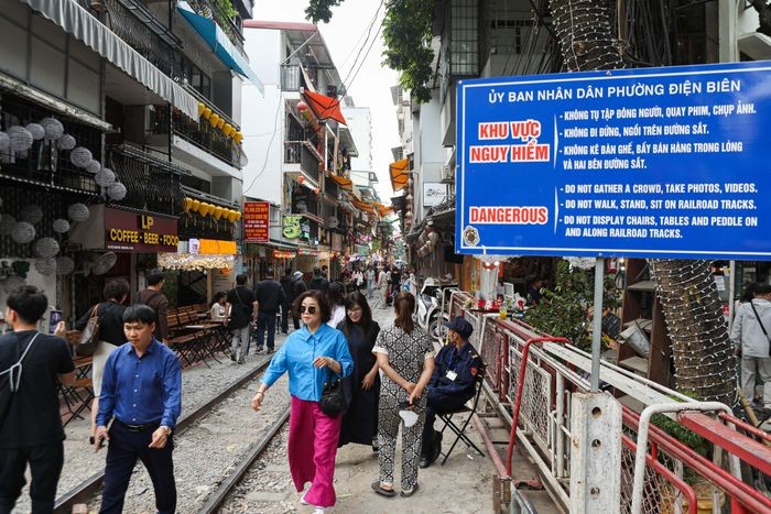 Lai nuom nuop khach Tay o pho duong tau Ha Noi-Hinh-11