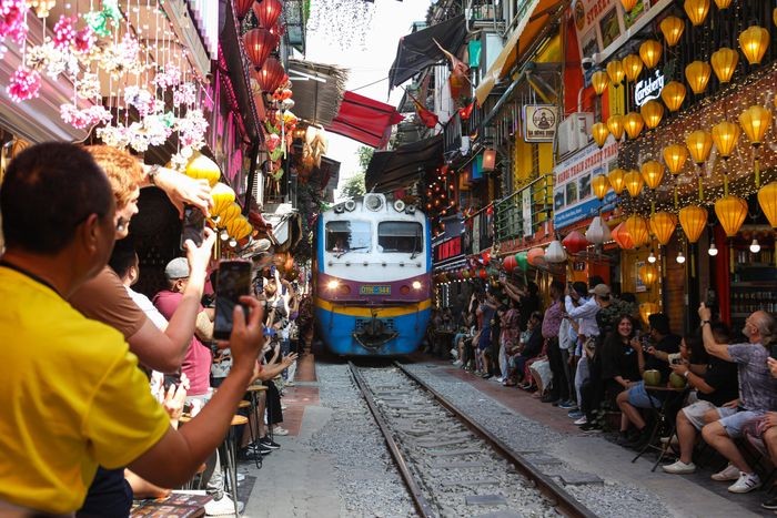 Lai nuom nuop khach Tay o pho duong tau Ha Noi-Hinh-6