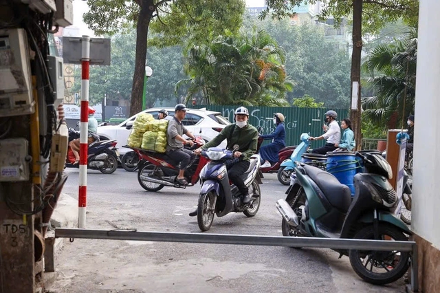 Luat su noi gi ve viec nguoi dan lap barie o Ha Noi?