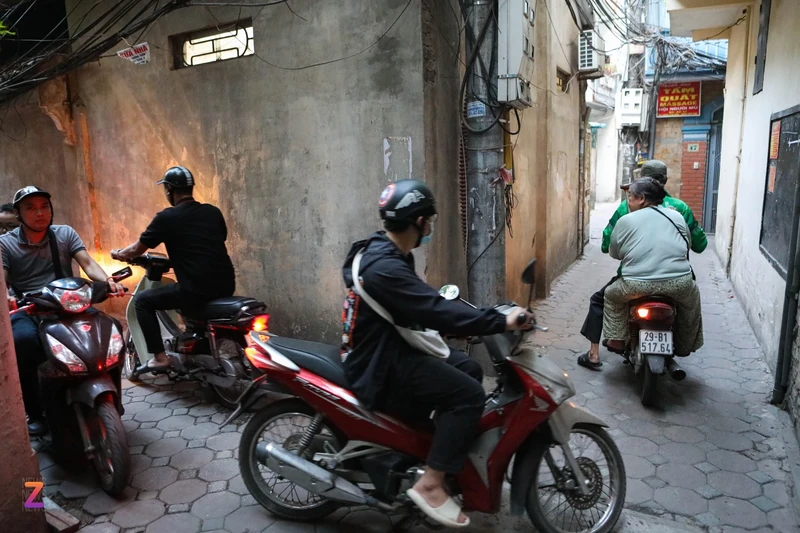 Nguoi dan Ha Noi bat dac di lap barie chan xe tu ngo-Hinh-12