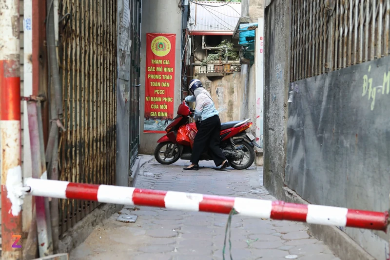 Nguoi dan Ha Noi bat dac di lap barie chan xe tu ngo-Hinh-4