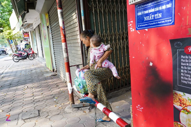 Nguoi dan Ha Noi bat dac di lap barie chan xe tu ngo-Hinh-5