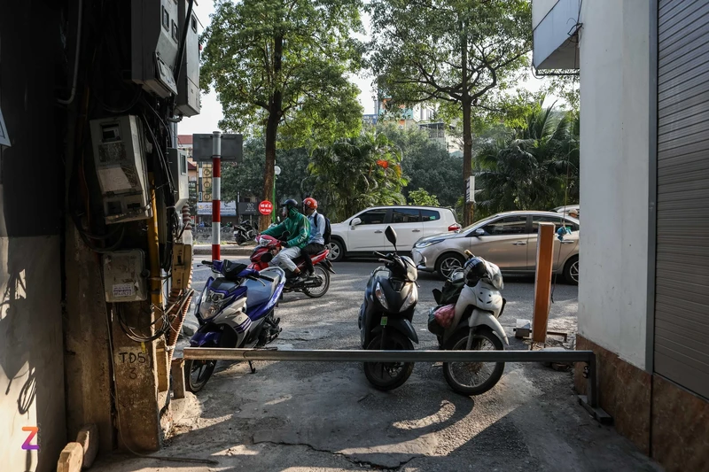 Nguoi dan Ha Noi bat dac di lap barie chan xe tu ngo-Hinh-6