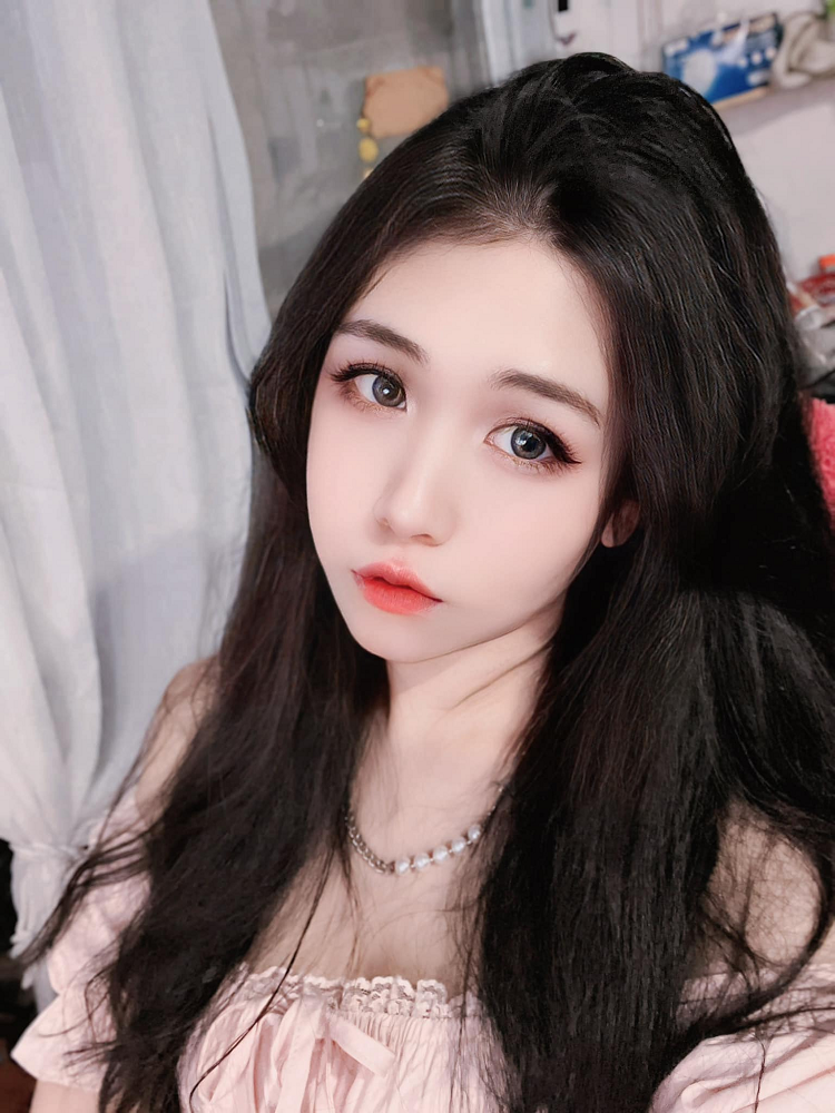 Nu streamer khoe nhan sac 