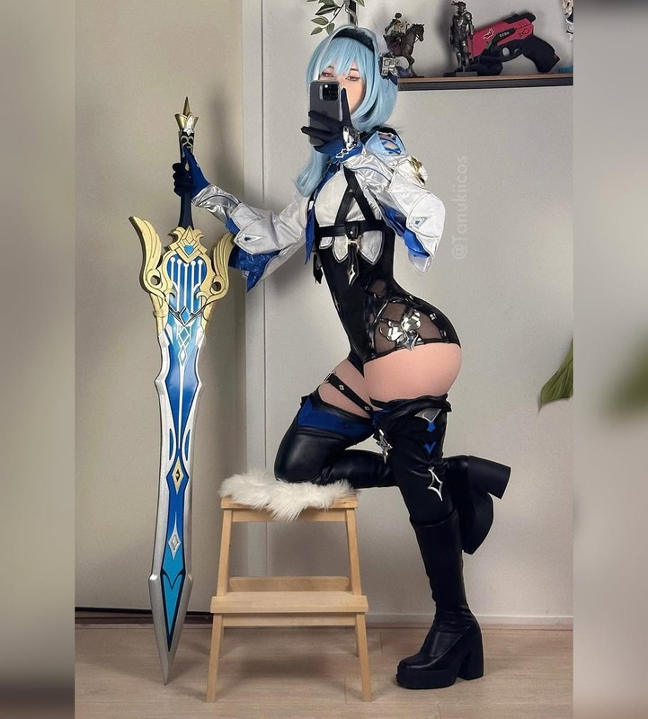 Nu coser khoe dang 