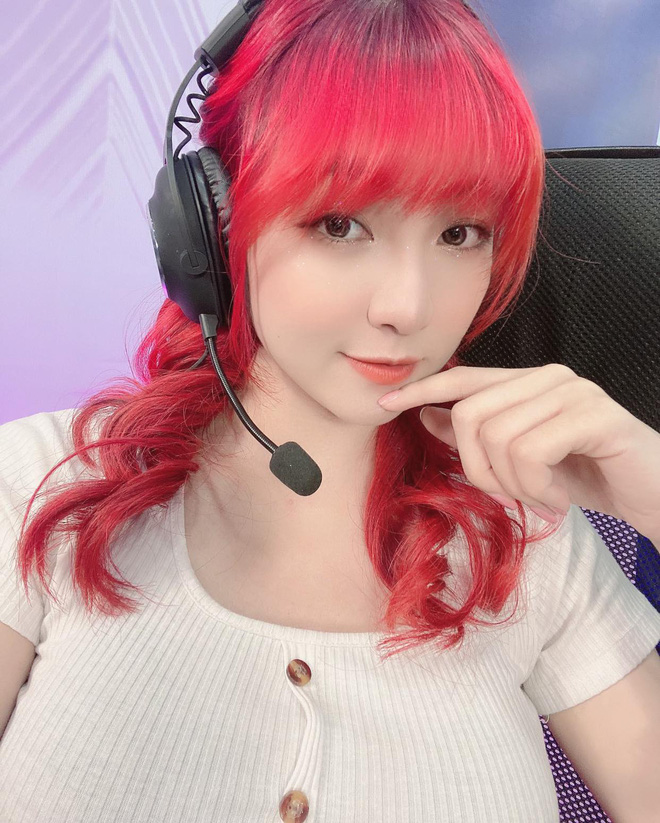 Nu streamer doi dau 