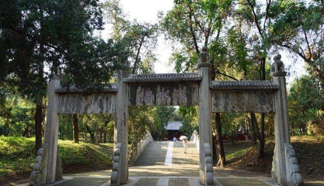 Vì sao quạ không đậu, rắn không bò quanh mộ Khổng Tử? - Hình 8 Vi sao qua khong dau, ran khong bo quanh mo Khong Tu?-Hinh-8
