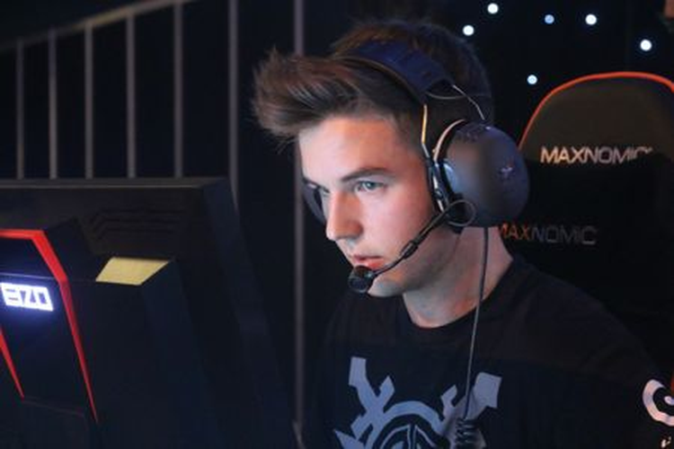 4 nam than choi game dinh cao, nhan sac cuc pham trong lang eSports