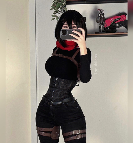 Nu coser khoe dang “cuc muot”, don tim cong dong game thu-Hinh-2