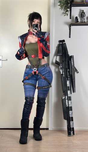 Nu coser khoe dang “cuc muot”, don tim cong dong game thu