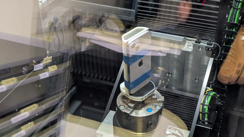 Canh tuong giat minh ben trong “phong tra tan” iPhone bi mat cua Apple-Hinh-2