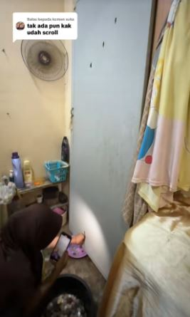 Duc cua nha ve sinh, soc nang dung trung “kho bau