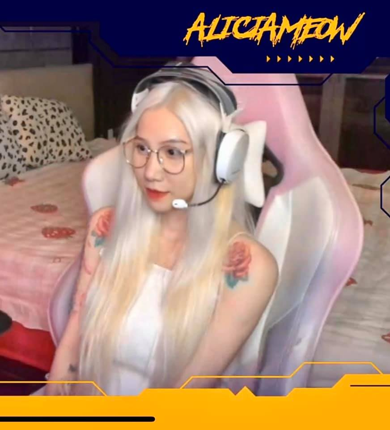 Nu streamer Viet ca tinh khoe anh lan bien 