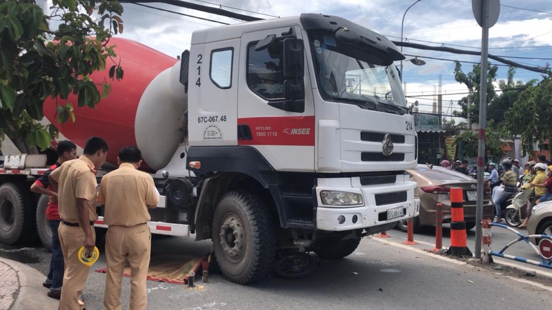 TP HCM: Tai nan tham khoc, xe tron be tong cuon nguoi phu nu vao gam