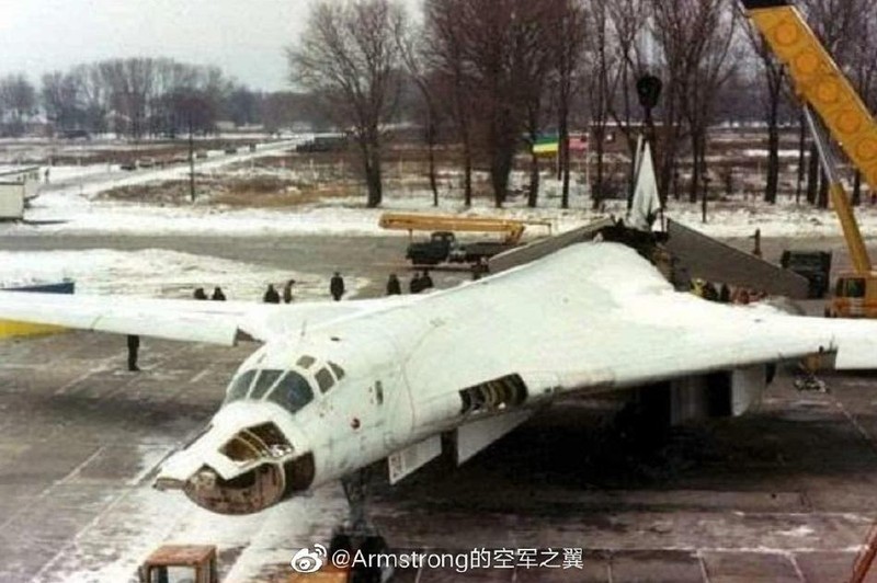 Xot xa so phan may bay Tu-160 bi xe thit o Ukraine trong qua khu-Hinh-2