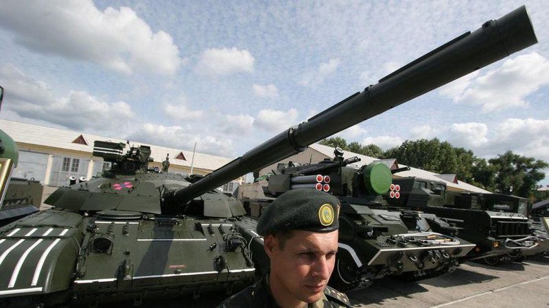 Ukraine tuyen bo nang cap T-64 len manh ngang... T-90 cua Nga-Hinh-8