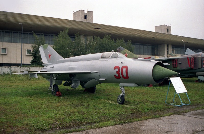 Bat ngo voi quoc gia vua mang 20 tiem kich MiG-21 ra ban dau gia-Hinh-7